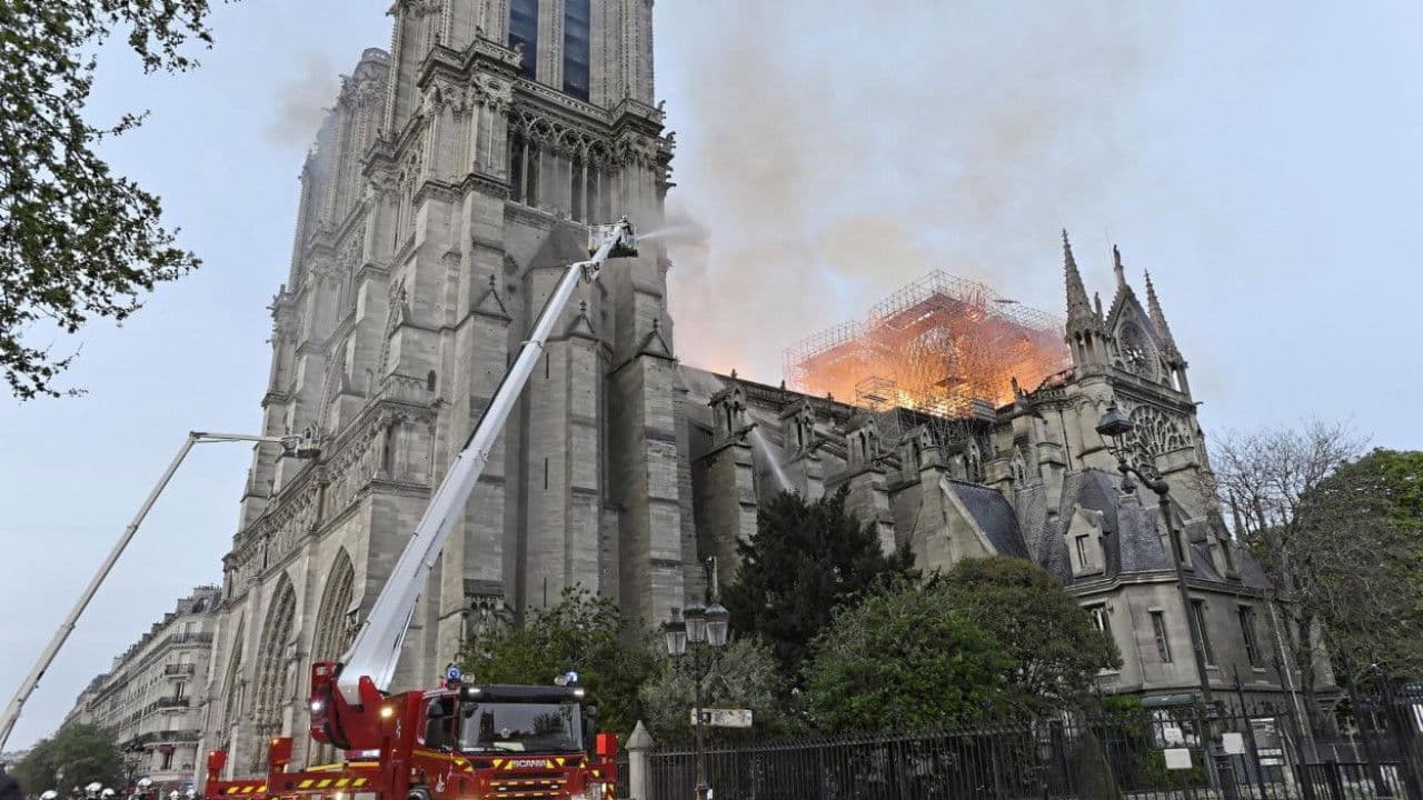 Backdrop – Notre-Dame brennt  - 12 Stunden im Flammenmeer