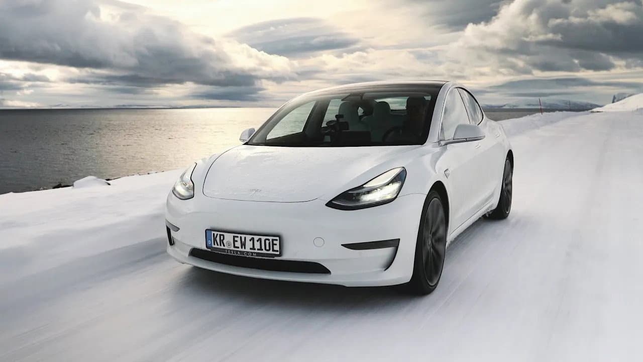 Backdrop – Tesla Model 3 vs. Diesel-SUV vs. Nordkap im Winter!