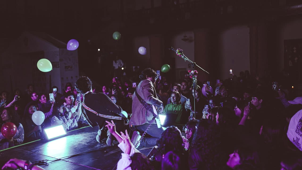 Backdrop – The Waris: La Cosecha de las Malas Siembras (En Vivo)