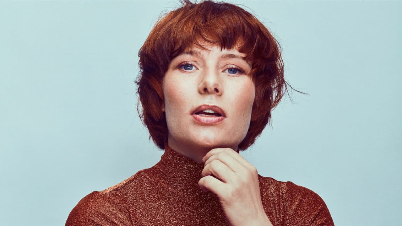 Backdrop – Annika Aakjær med Humor og Håb