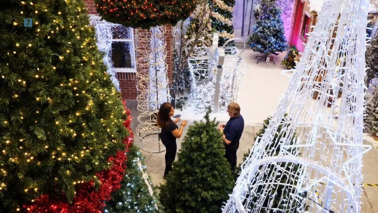 Backdrop – Deck the Halls: The Luxury Christmas Decorators