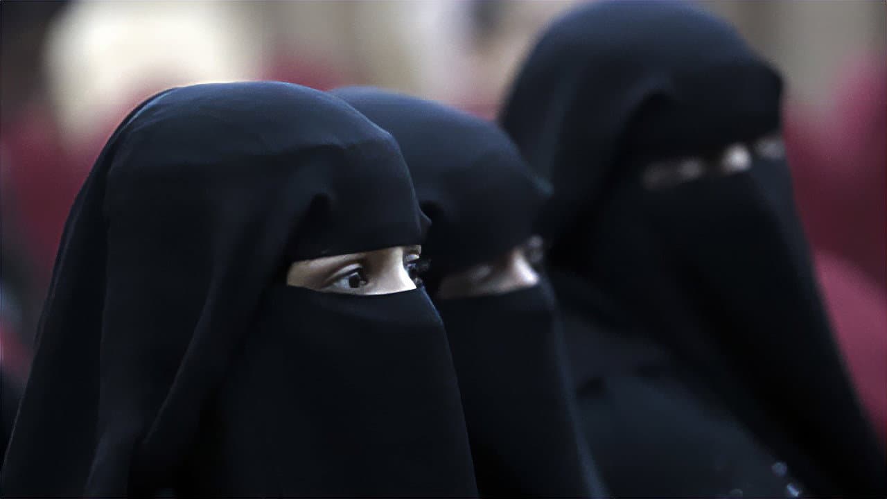 Backdrop – Die Frauen der Terrormiliz