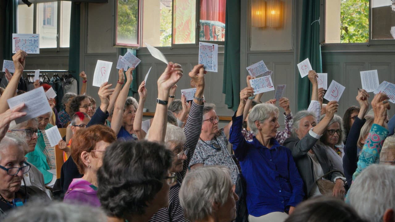 Backdrop – TROP CHAUD – KlimaSeniorinnen vs. Switzerland