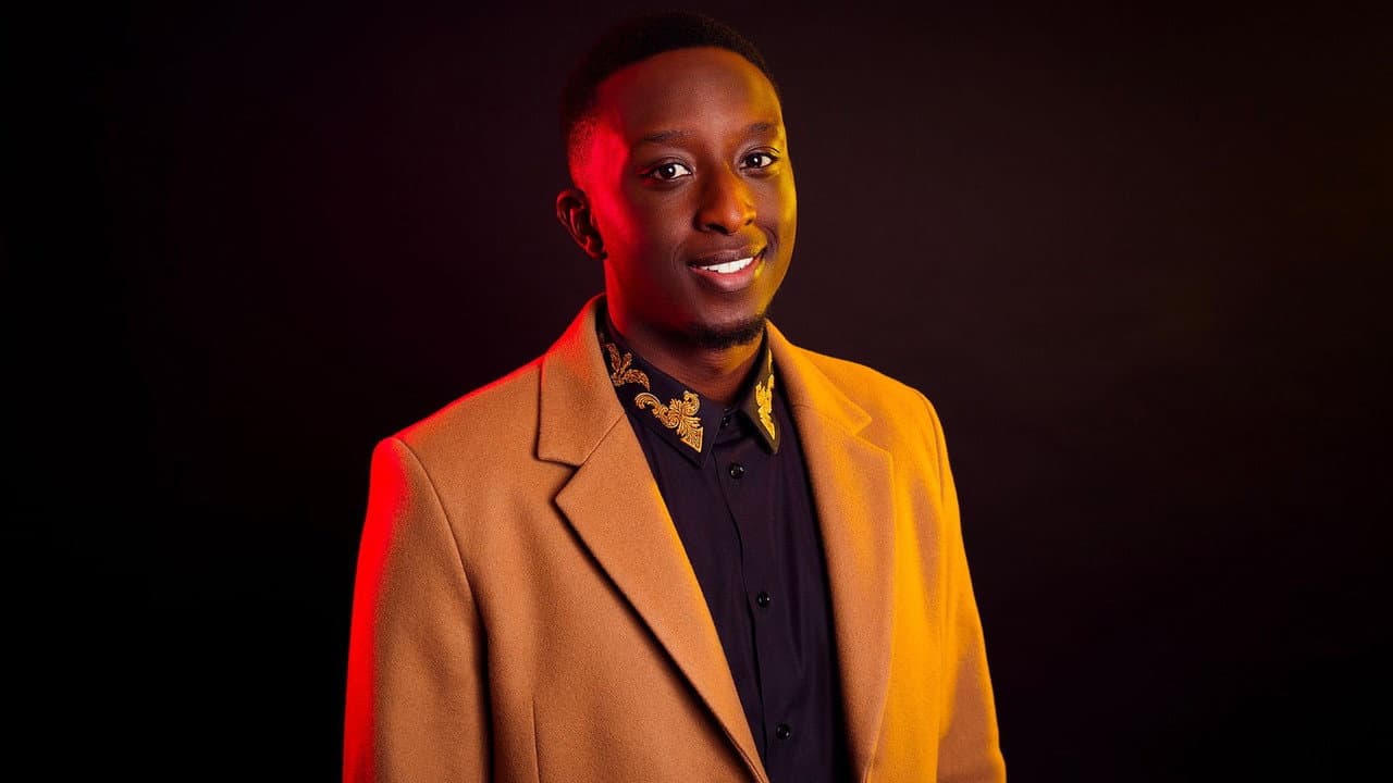 Backdrop – Ahmed Sylla - Différent