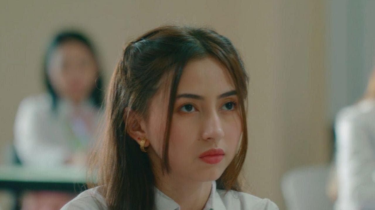 Backdrop – Studentin am Tag, Escort bei Nacht