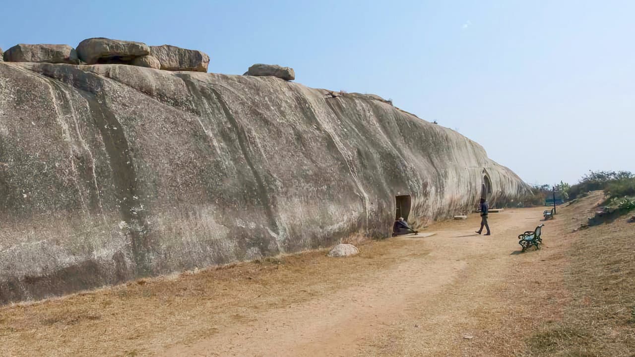 Backdrop – Barabar : Le Site archéologique du futur