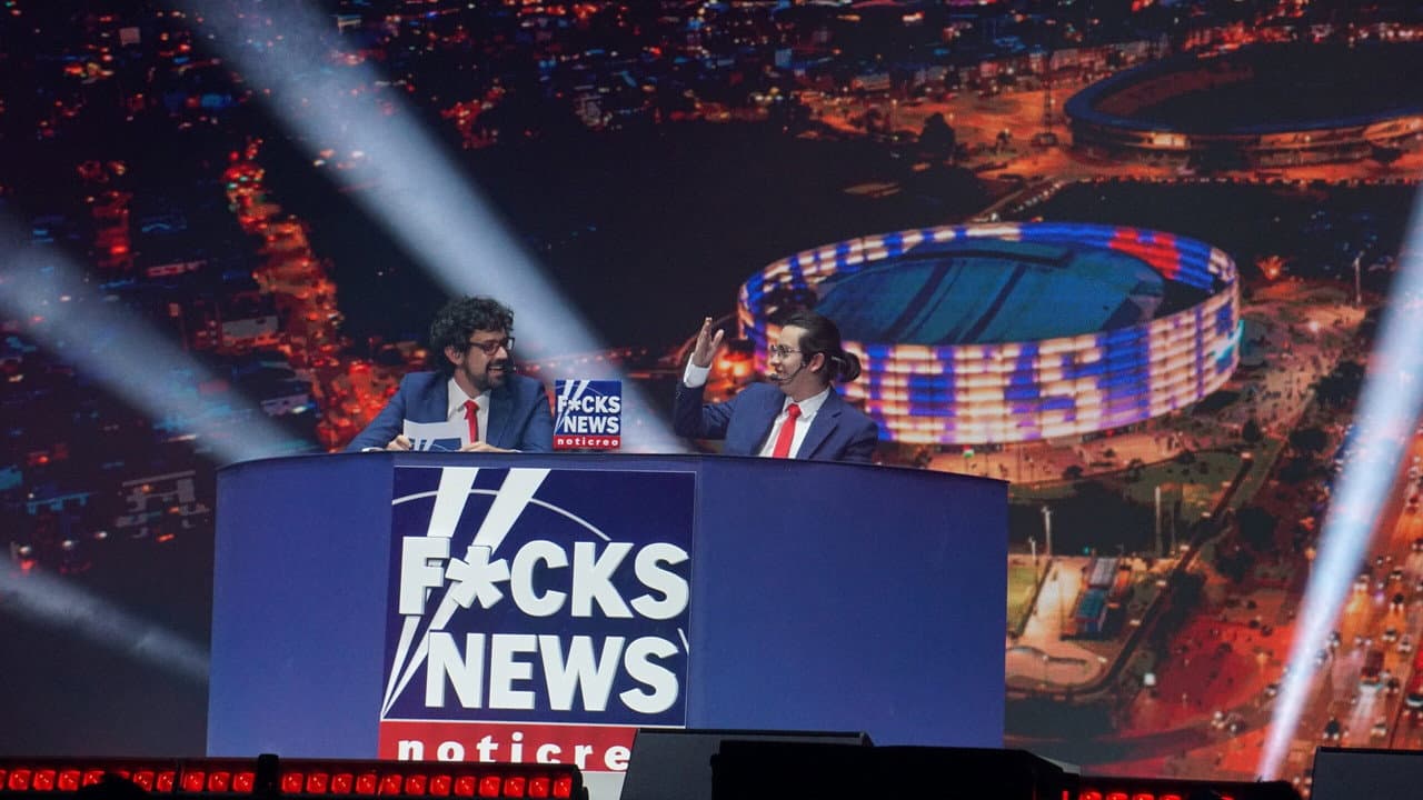 Backdrop – F*CKS NEWS: Demandados en Pantalla Grande