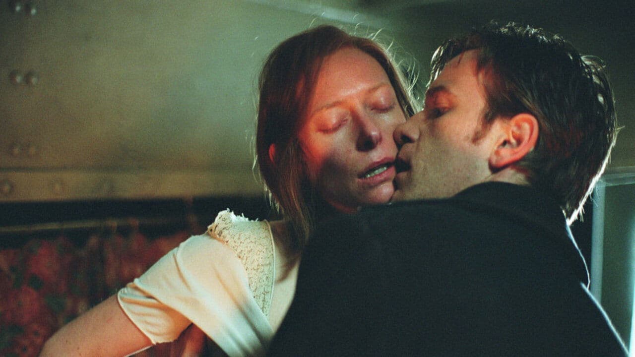 Backdrop – Young Adam - Dunkle Leidenschaft