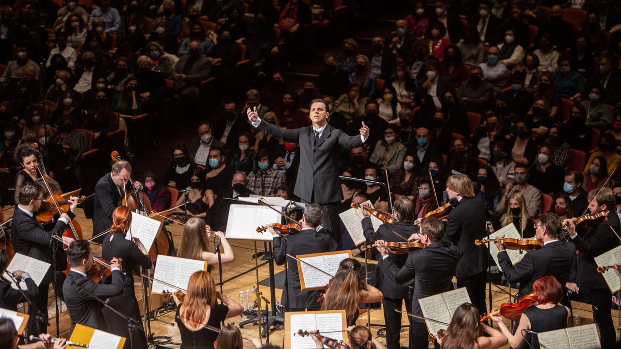 Backdrop – Teodor Currentzis dirigiert Beethovens Sinfonie Nr. 9
