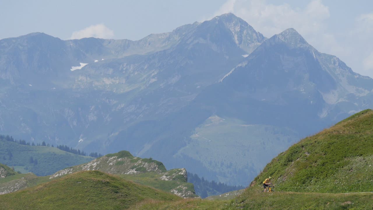 Backdrop – Le Tour des Alpes du Nord
