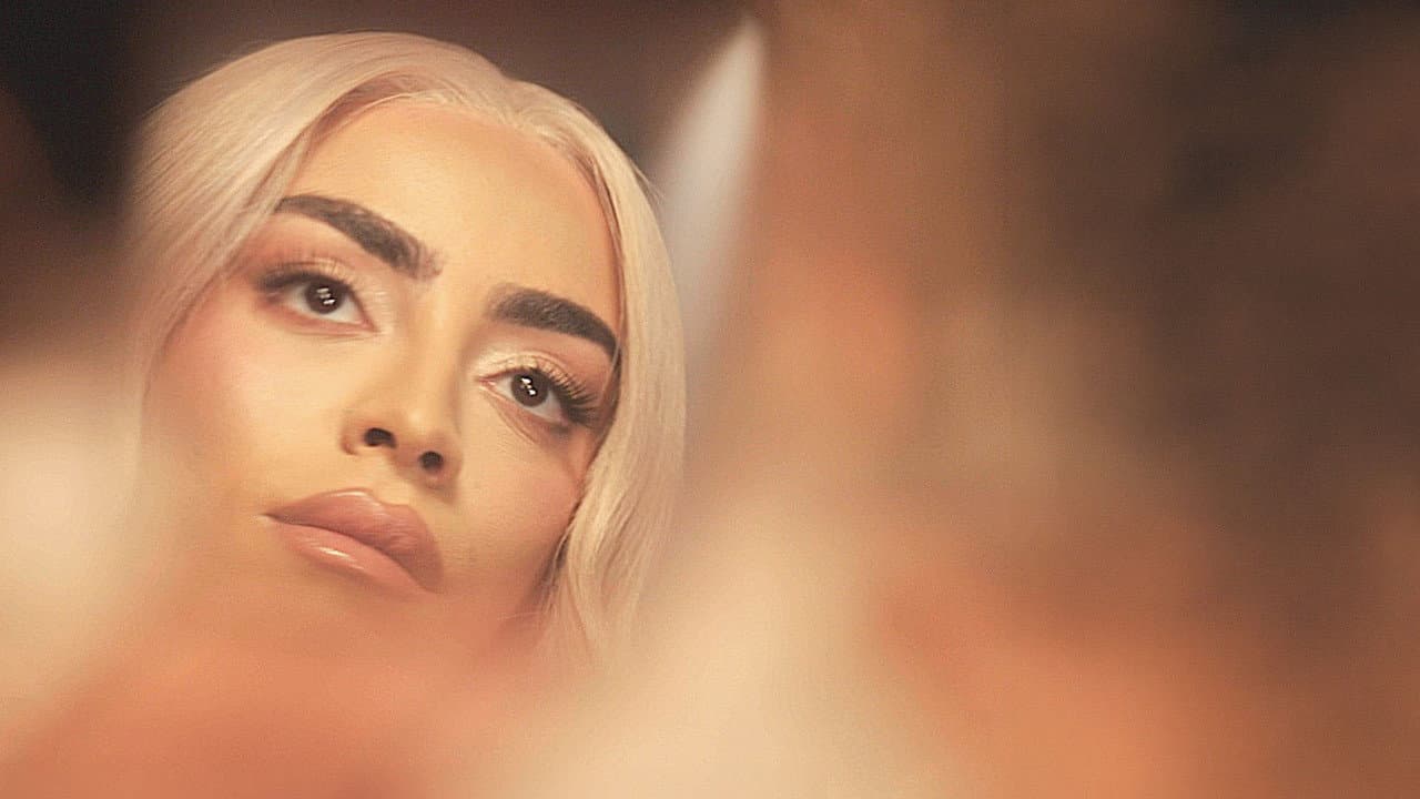 Backdrop – Bilal Hassani, bats-toi comme une fille mon fils