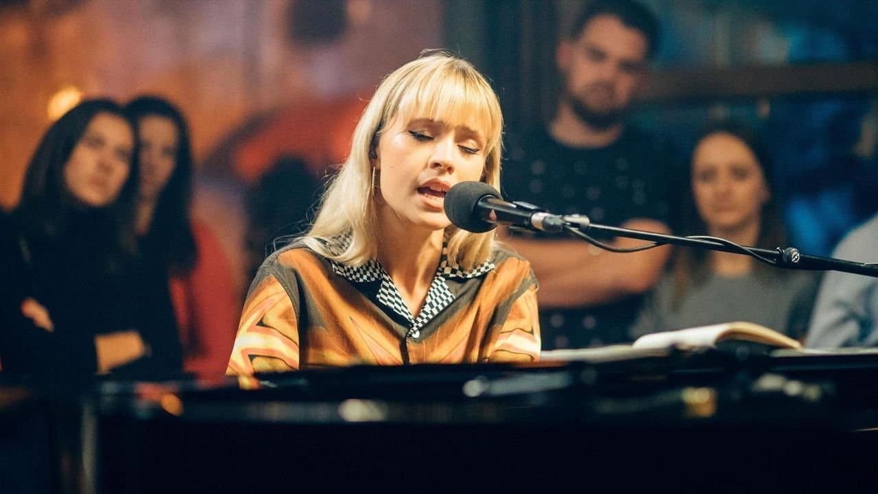 Backdrop – Angèle, seule au piano
