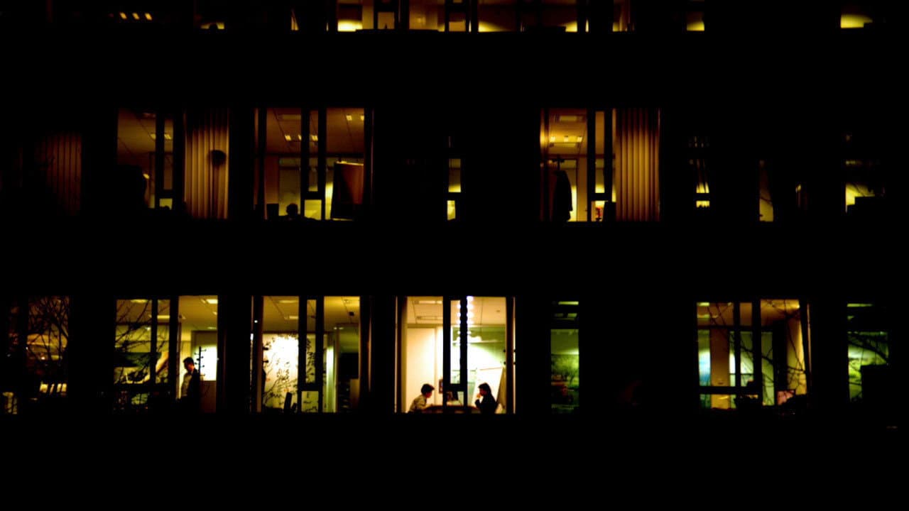 Backdrop – Guerre dans les télécoms : Les Quatre Couleurs du capitalisme