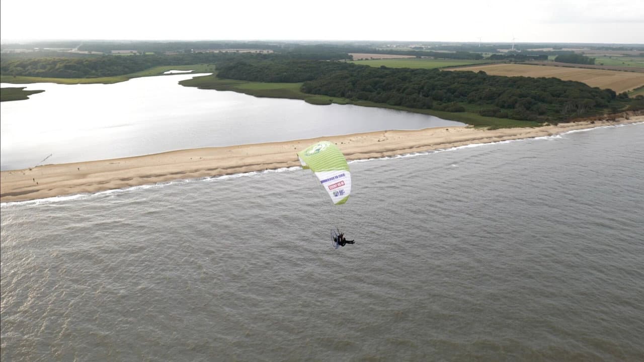 Backdrop – Joanna Lumley and the Human Swan