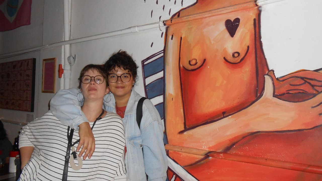 Backdrop – Nunca Pedirei Desculpas ao Amor