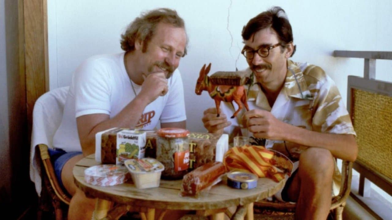 Backdrop – Sällskapsresan eller Finns det svenskt kaffe på grisfesten