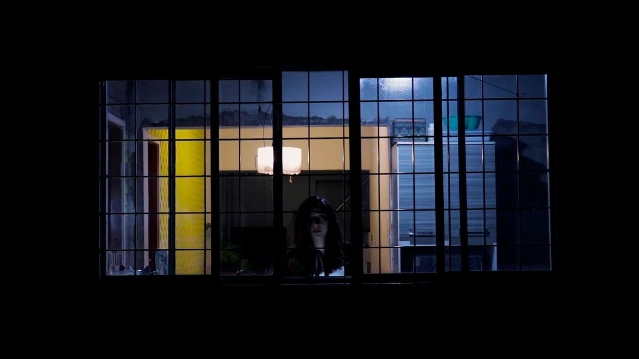 Backdrop – Vestido Branco com Listras Vermelhas