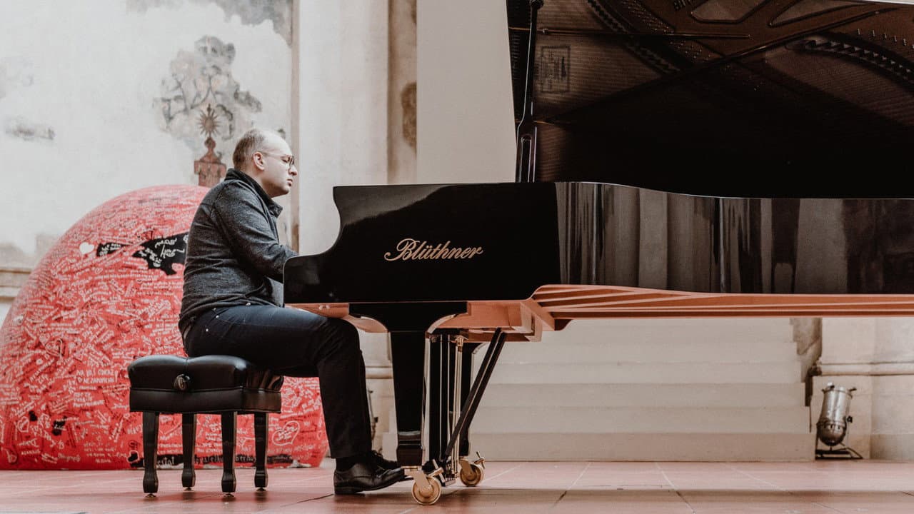 Backdrop – Piano na křižovatce