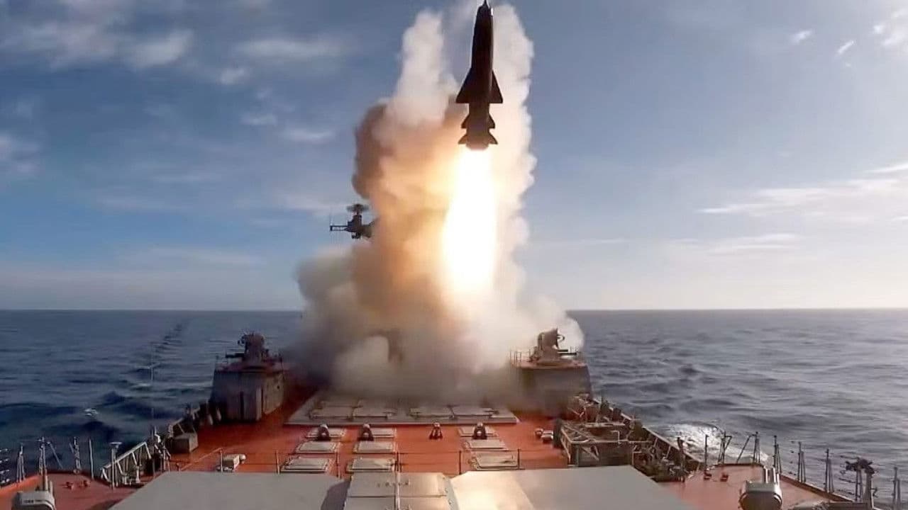 Backdrop – Poutine et la guerre des cinq mers