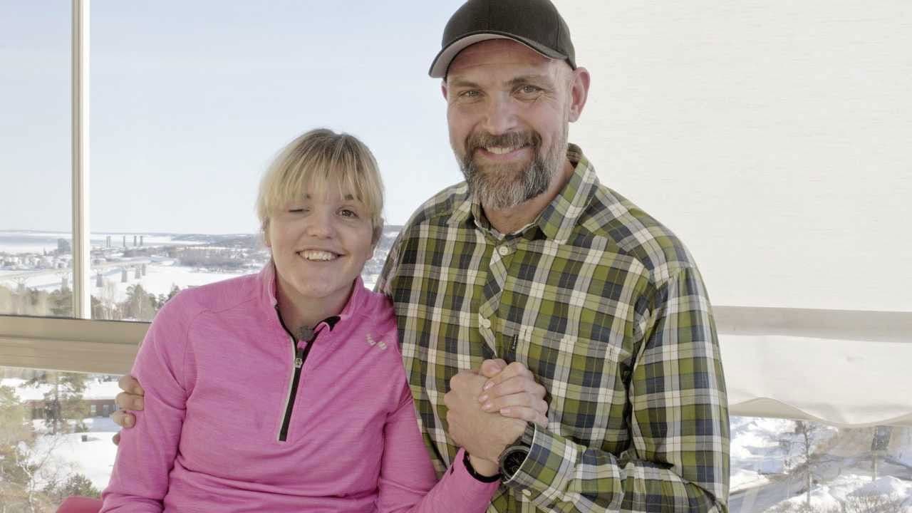 Backdrop – Anna Holmlund: Jag vill åka hem