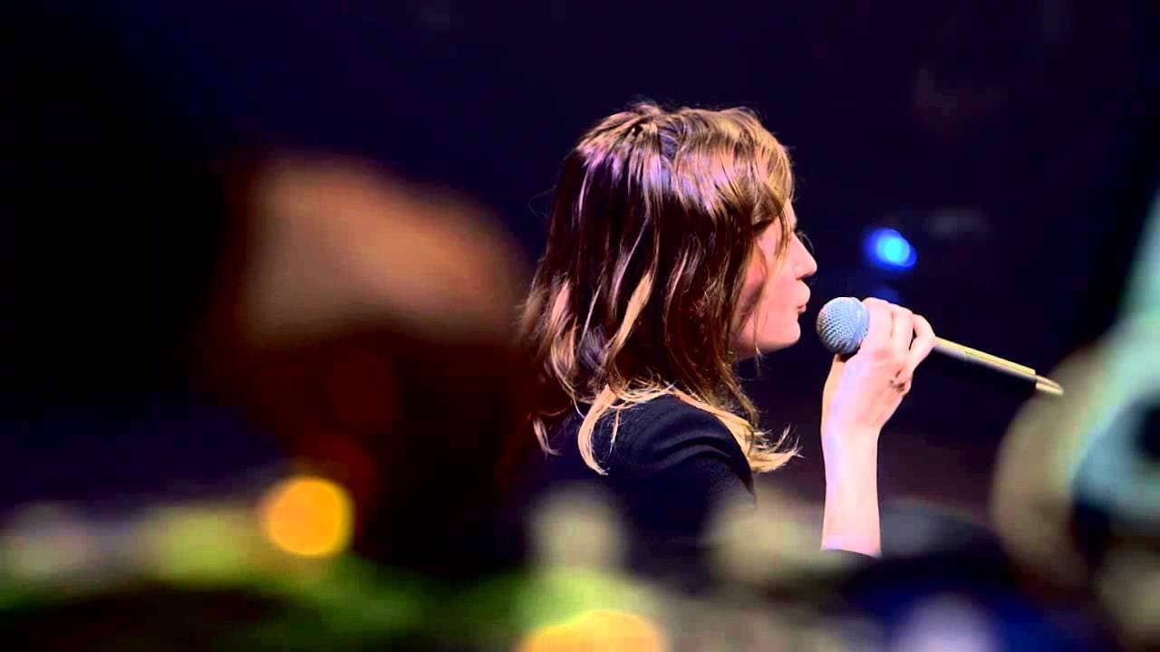 Backdrop – Christine and the Queens : Chaleur humaine