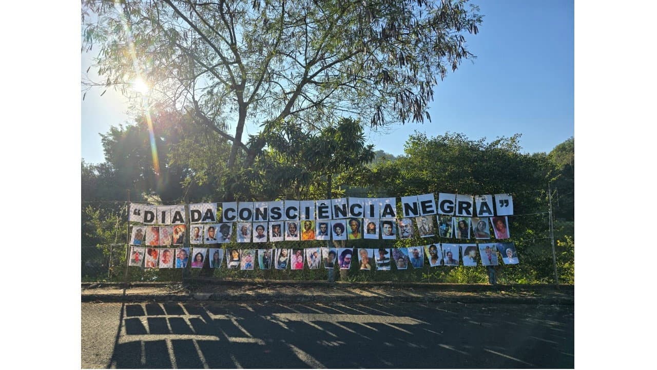 Backdrop – A Febre do Macaco Preto