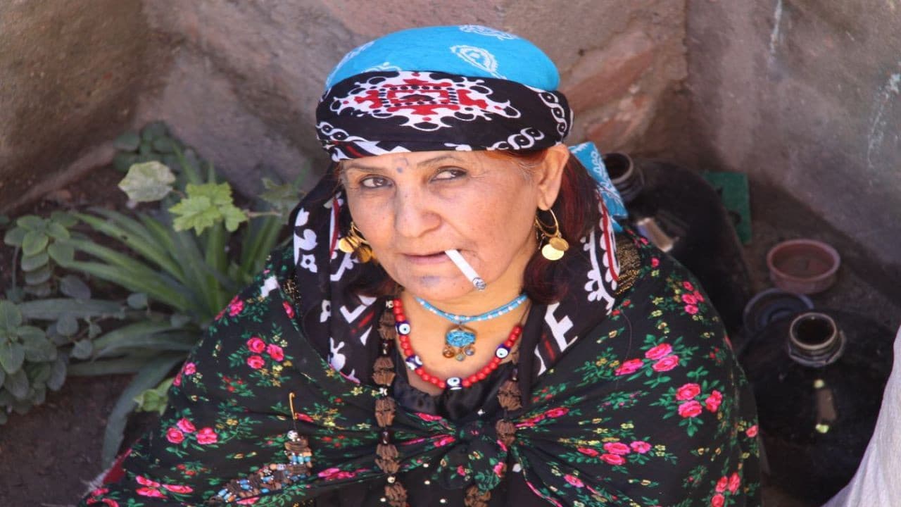 Backdrop – Kolanek le Pisht mali Eme