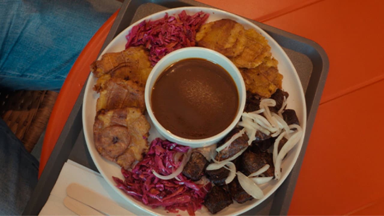 Backdrop – Mikelande: L'exil, la mémoire et le griot