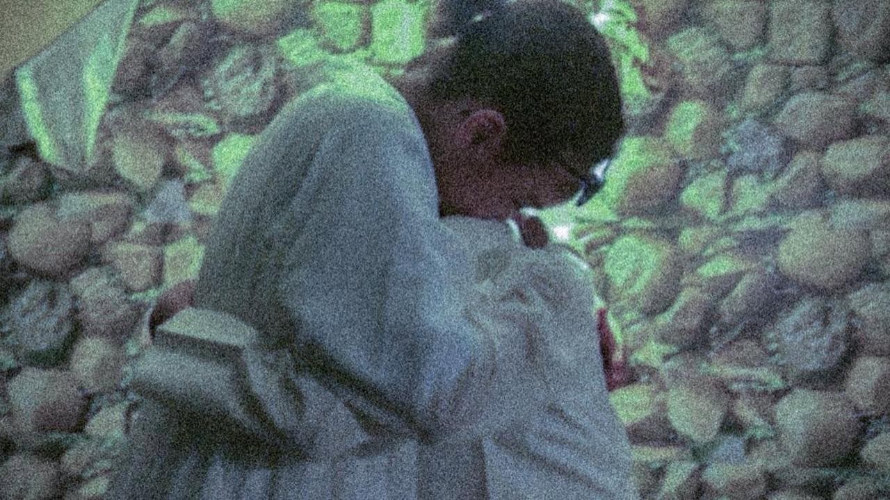 Backdrop – تحت ظل ورقة الغياب