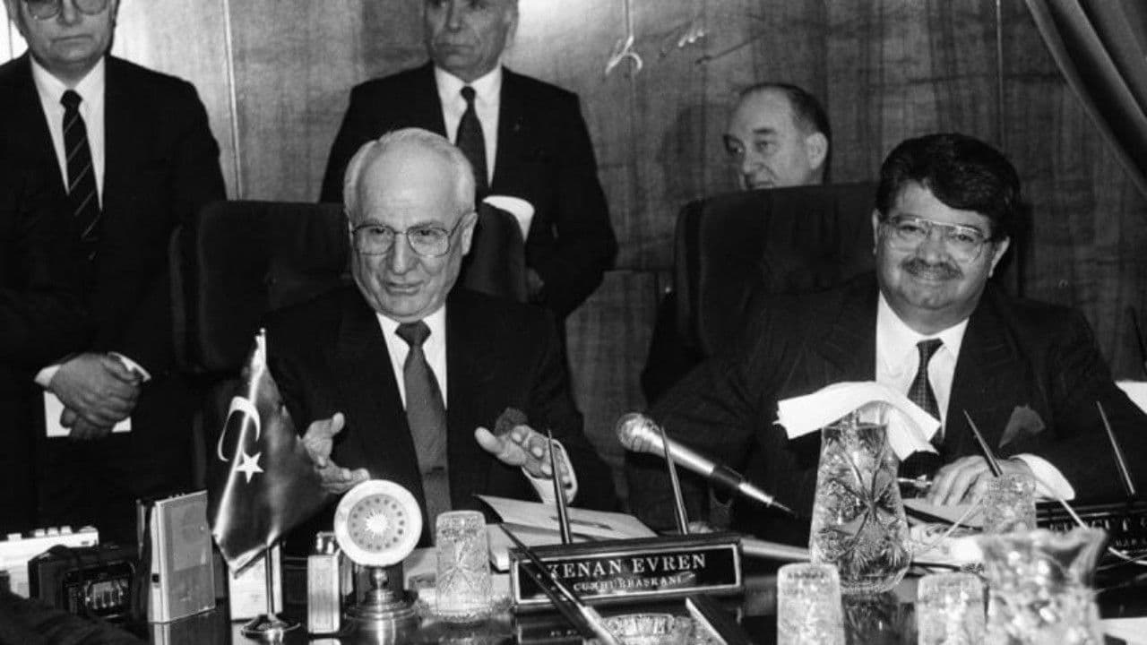 Backdrop – Özallı Yıllar: 24 Ocak