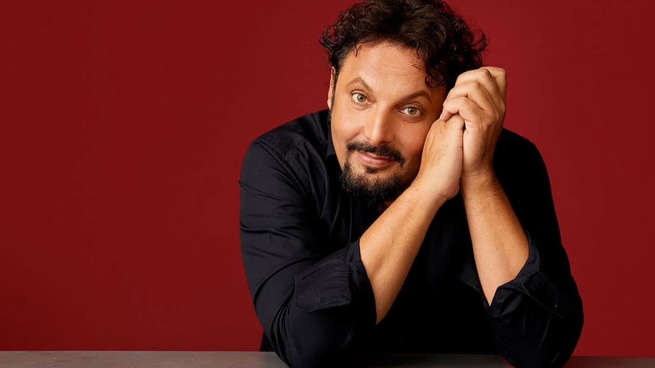 Backdrop – Enrico Brignano: Brignano tutto casa e teatro!
