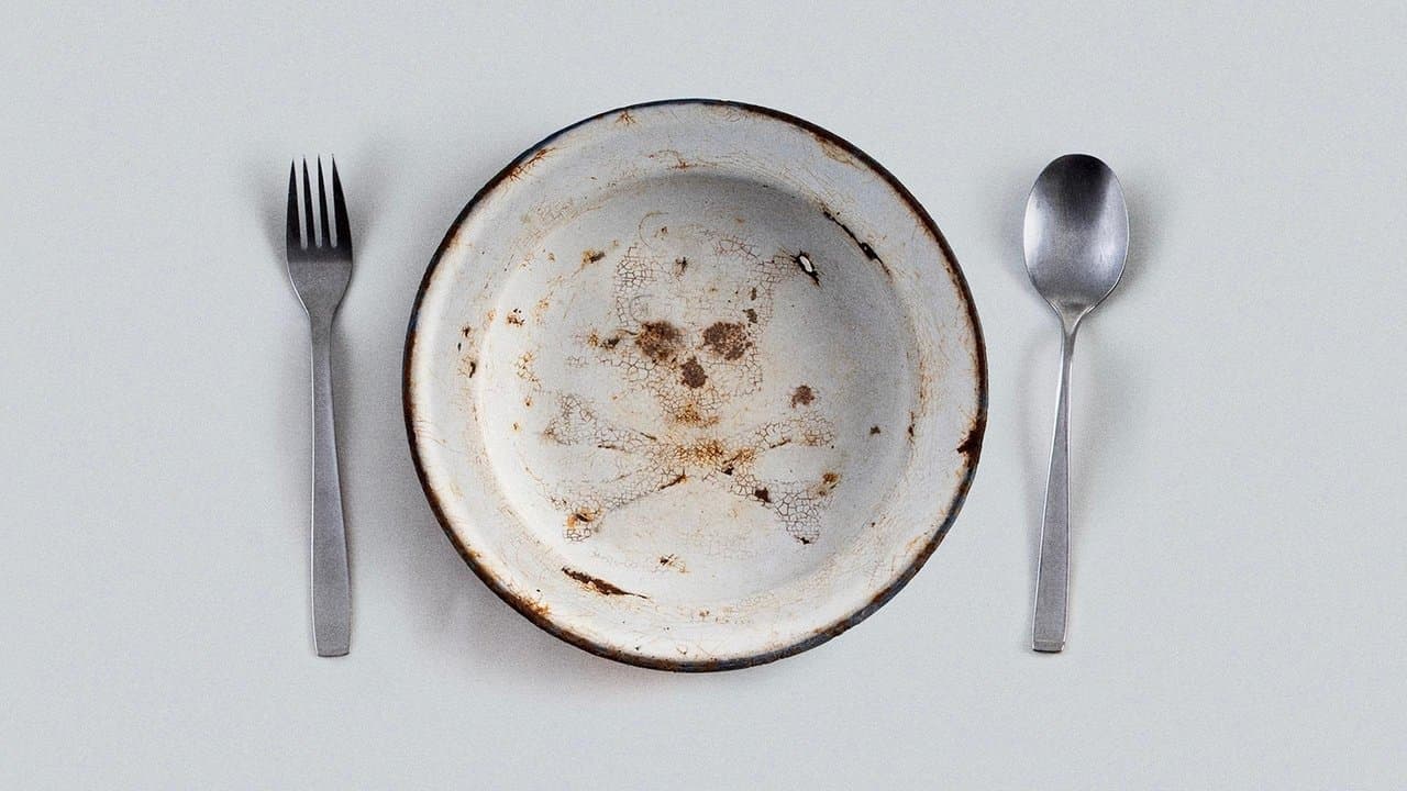 Backdrop – Gift auf dem Teller