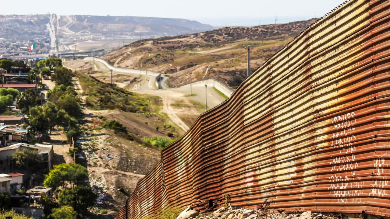 Backdrop – Ser Fronterizo: Crónicas de las Asimetrías Globales