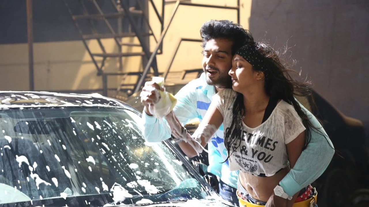 Backdrop – ஆயிரத்தில் இருவர்