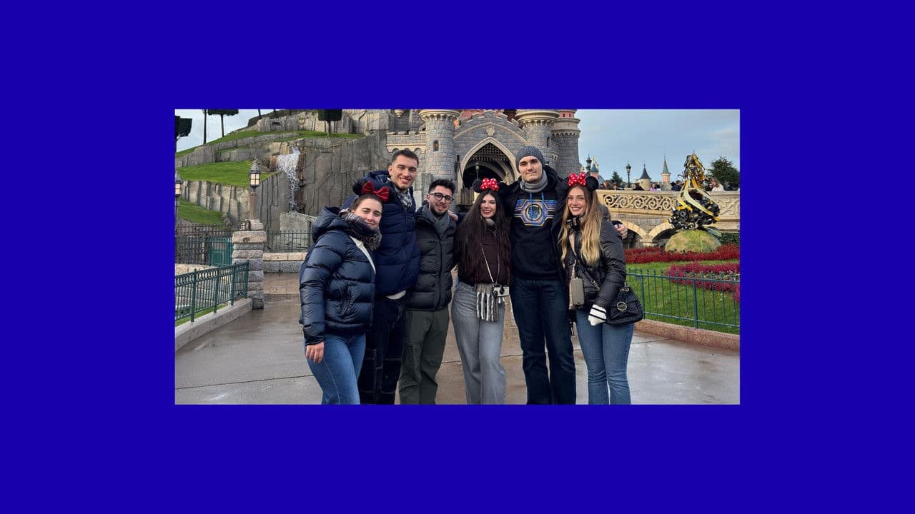 Backdrop – Vlog a Disneyland con gli Amici