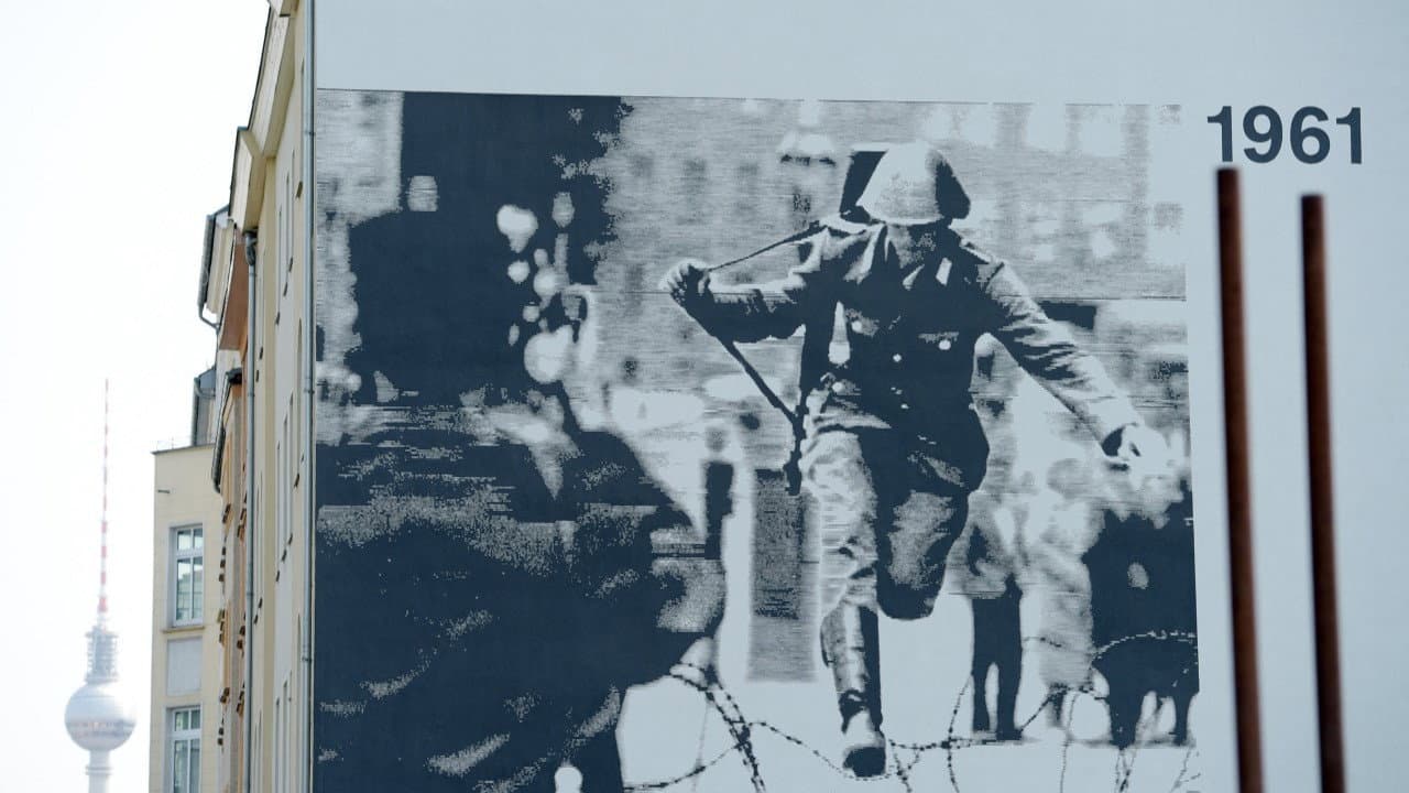 Backdrop – The Wall: A World Divided