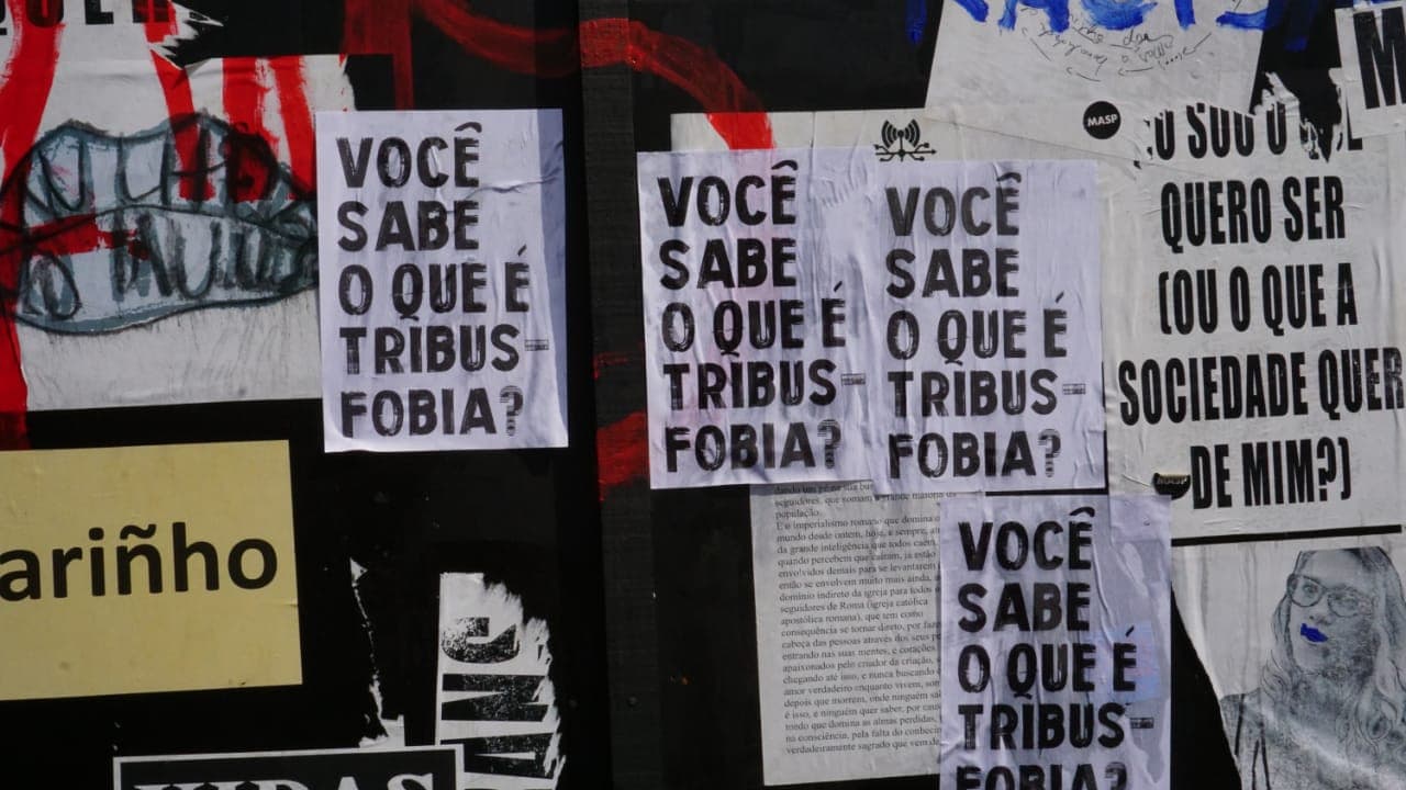Backdrop – ISTO NÃO É UMA FICÇÃO.