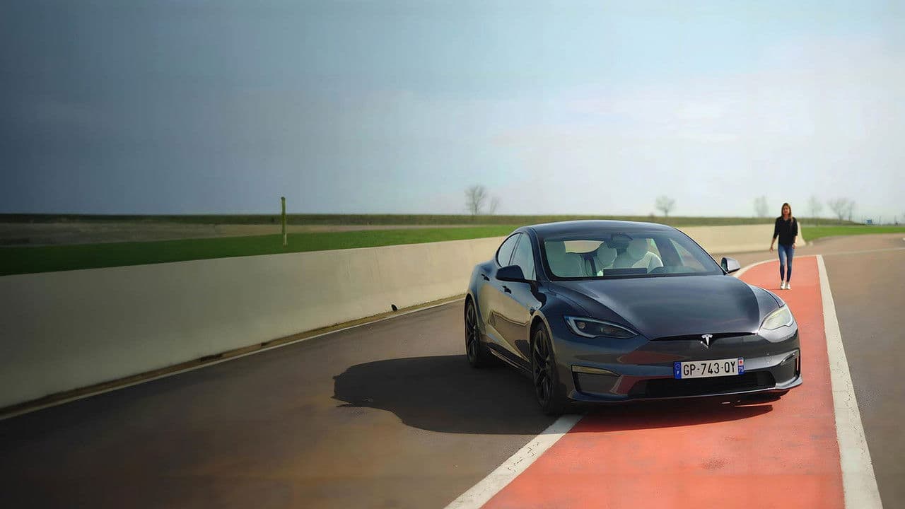 Backdrop – Tesla: Les Secrets de sa voiture électrique