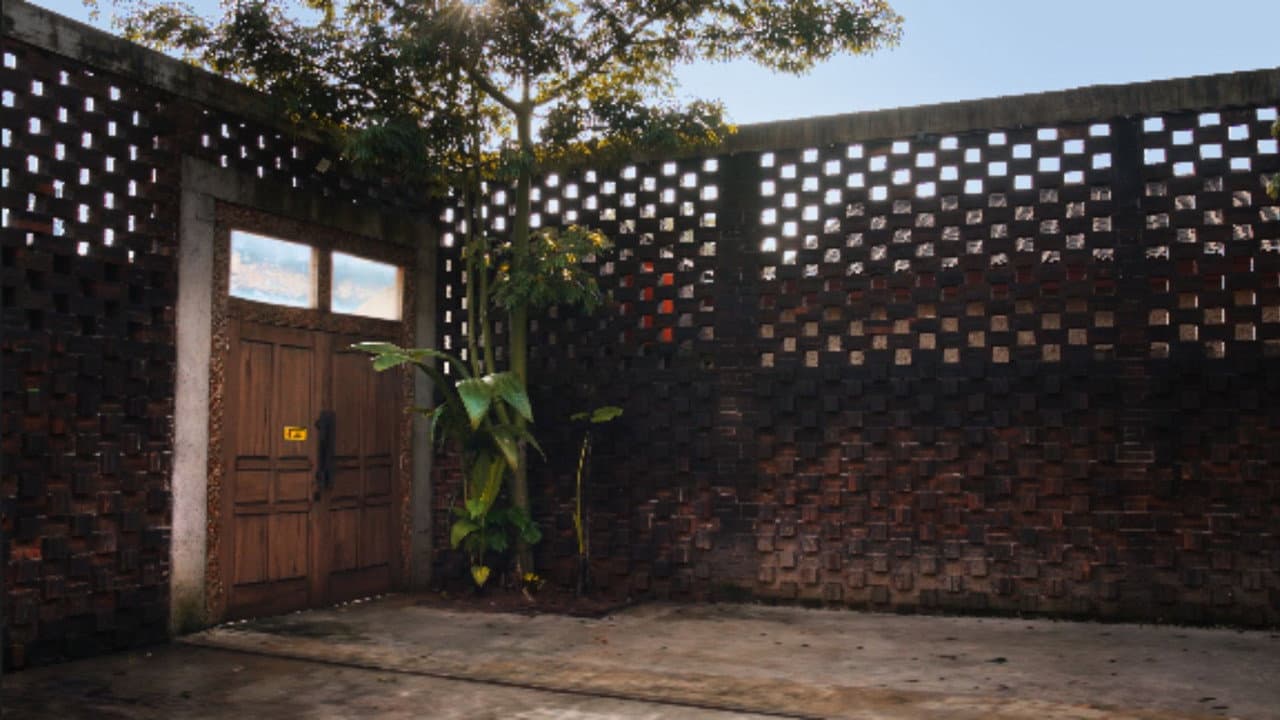 Backdrop – Jangan Sampai Lepas!