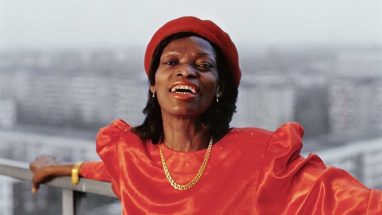 Backdrop – Maggie vaknar på balkongen