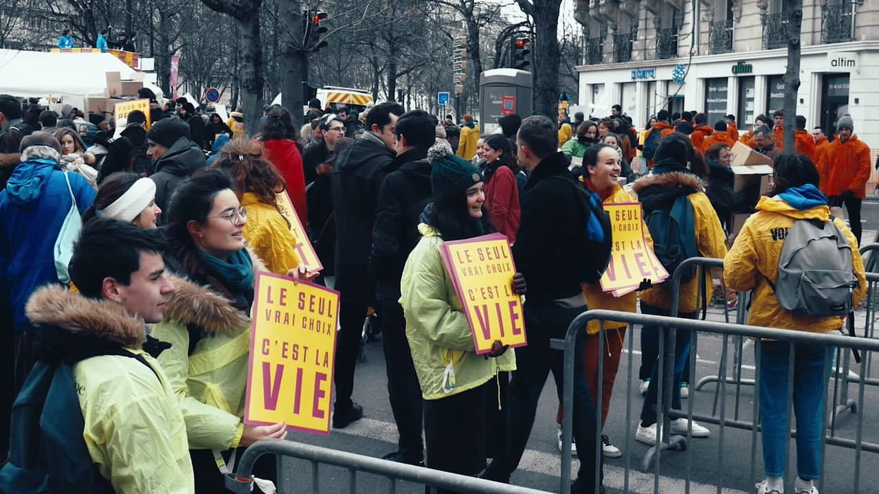 Backdrop – Vous devrez rester vigilantes