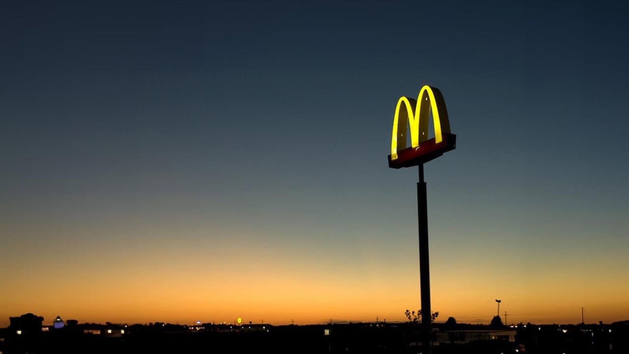 Backdrop – Inside McDo - un an dans le restaurant n°1 en France